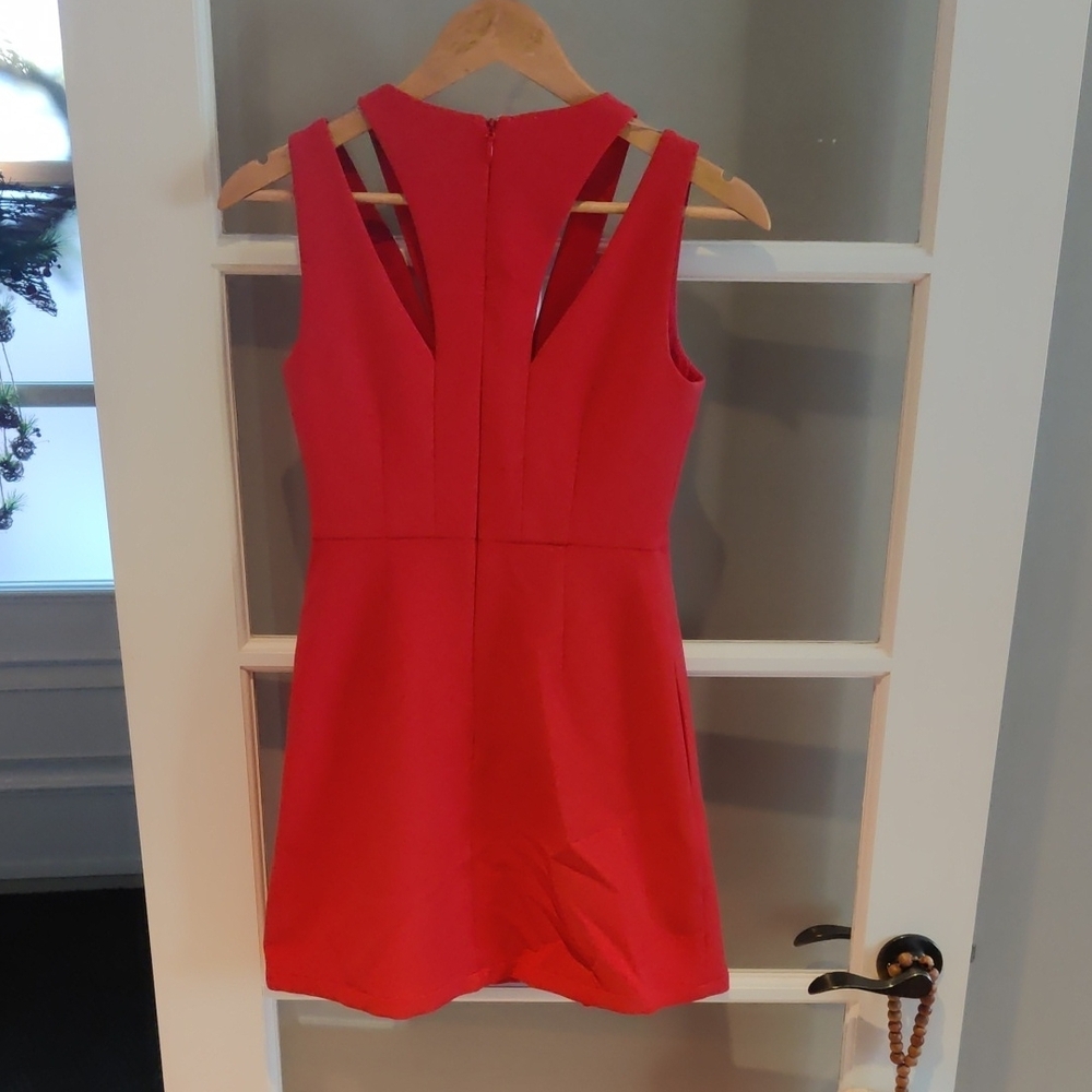 Elegant Red Sleeveless Dress - Picture 3 of 9